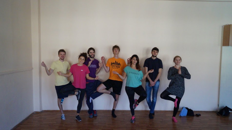 EVS volunteers doing yoga
